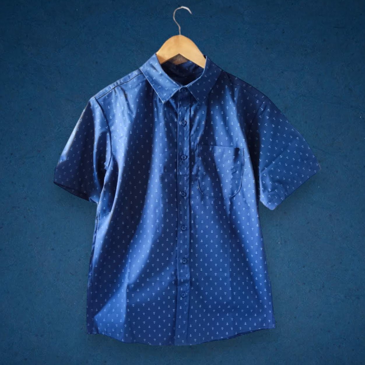 Camisa azul marino con anclas, 100% algodon