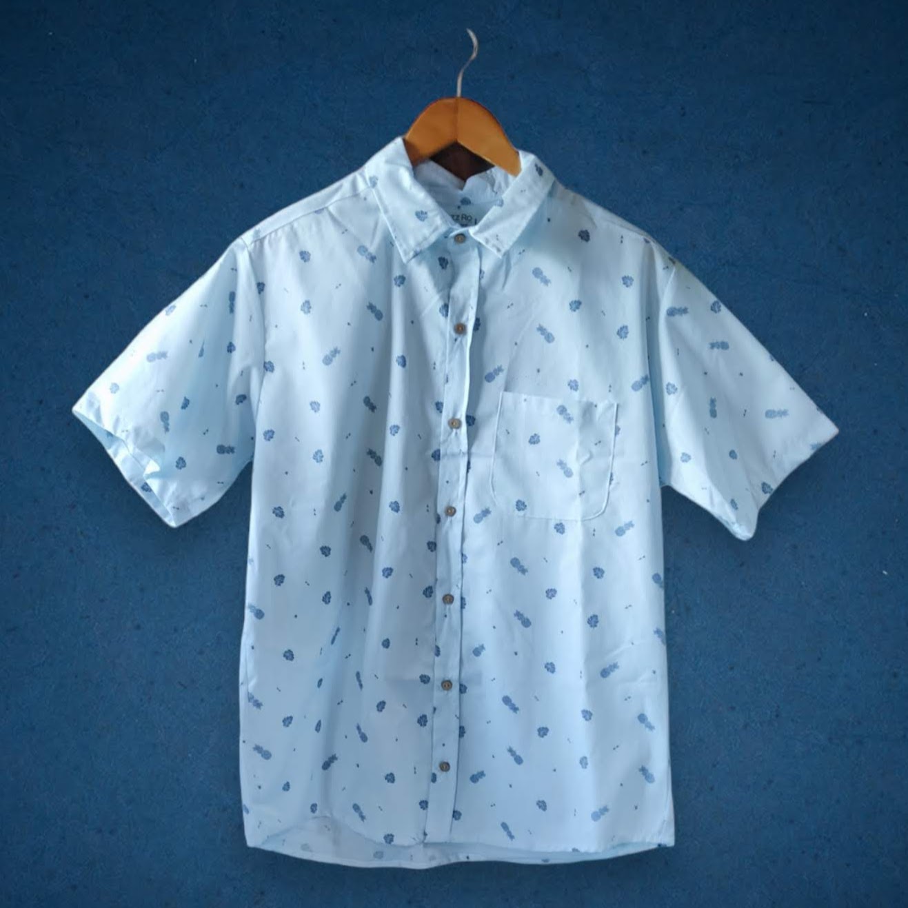 Camisa azul claro con piñas 100% algodón