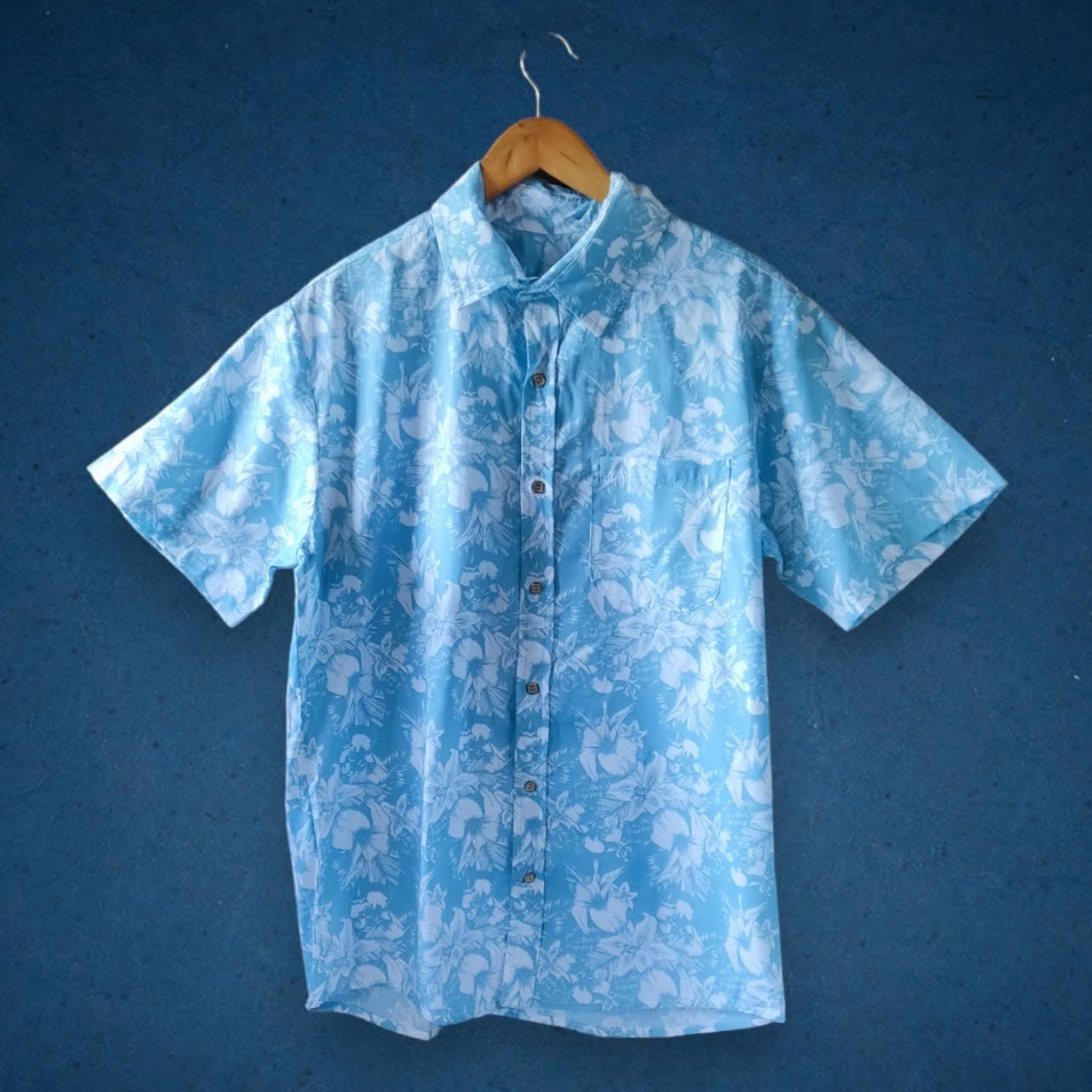 Camisa blanca con estampado hawaiano azul 100% algodón