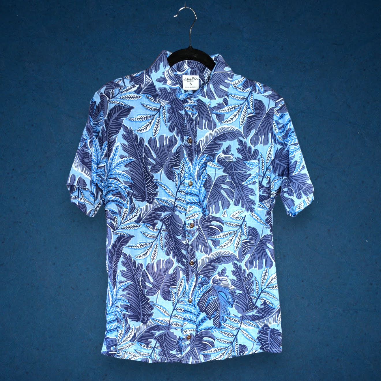 Camisa azul con estampado de hojas, 100% algodón