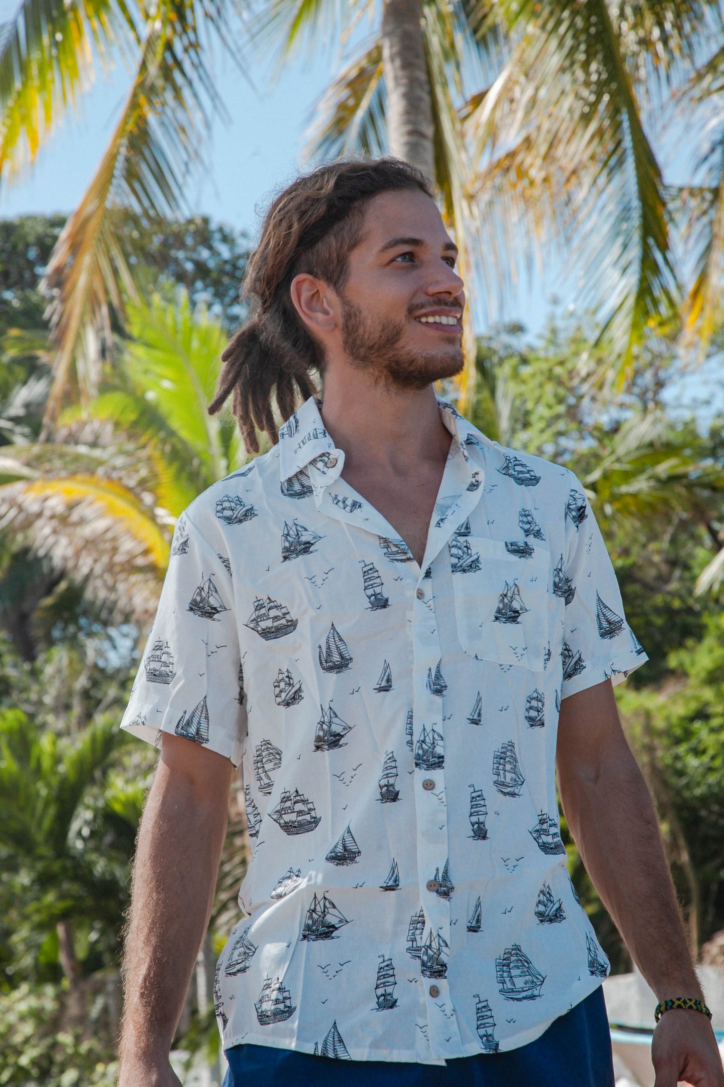 Camisa blanca con veleros 60% algodón, 40% viscosa