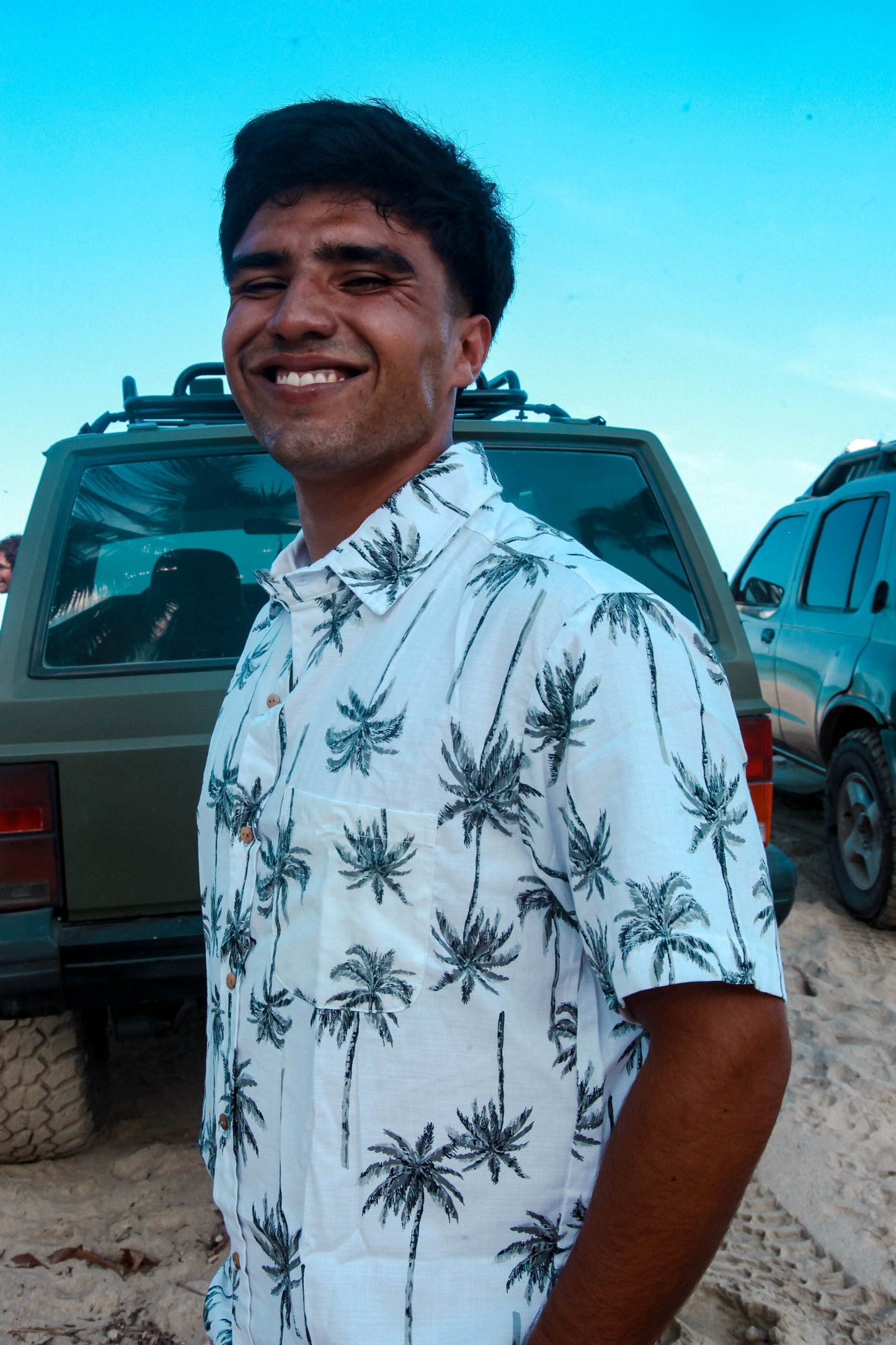 Camisa blanca tipo lino palmeras gris 100% algodón