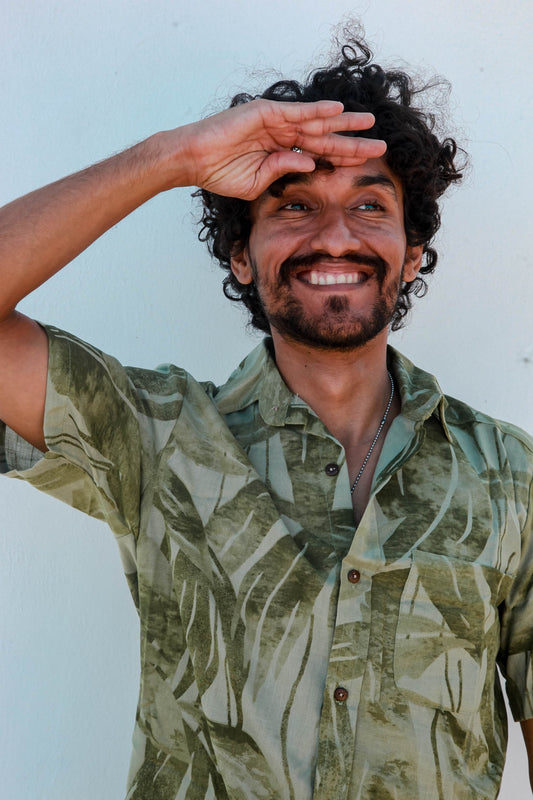 Camisa verde con estampado de hojas, 100% algodón