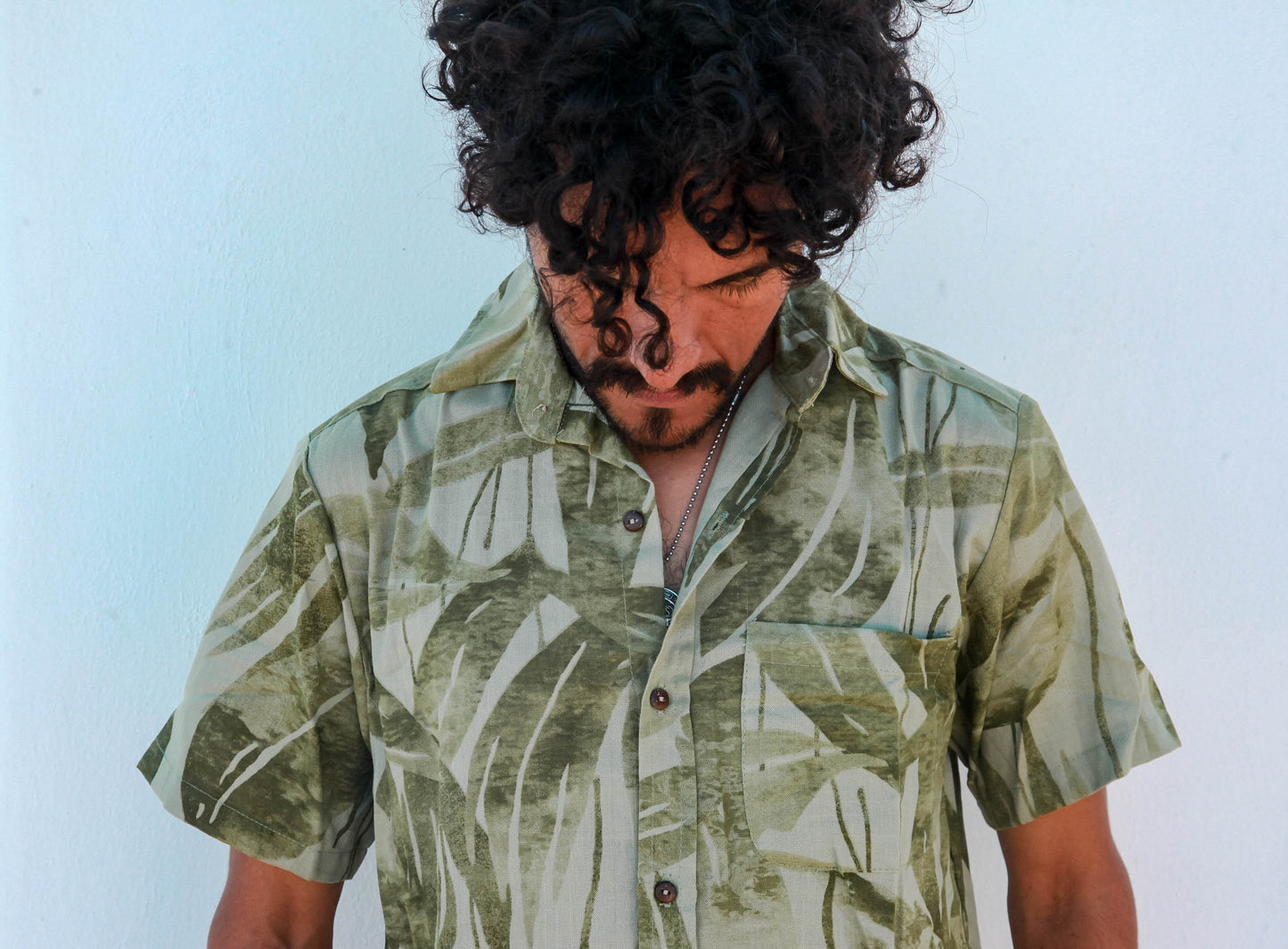 Camisa verde con estampado de hojas, 100% algodón