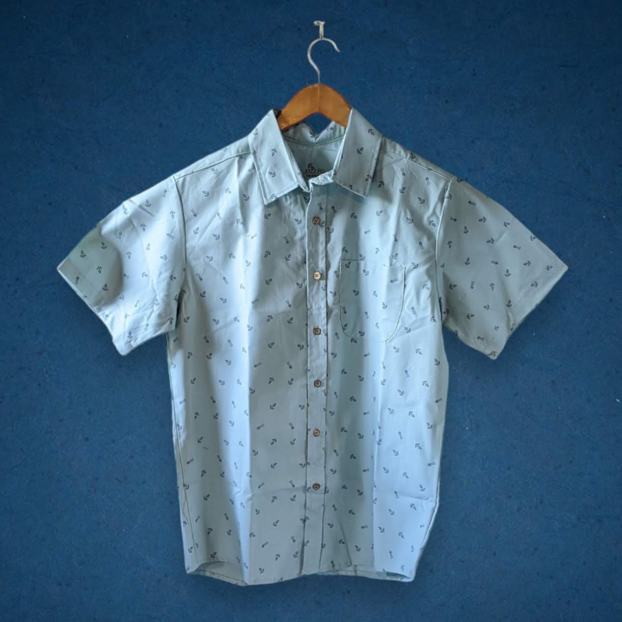 Camisa verde con estampado de faros y anclas 100% algodon