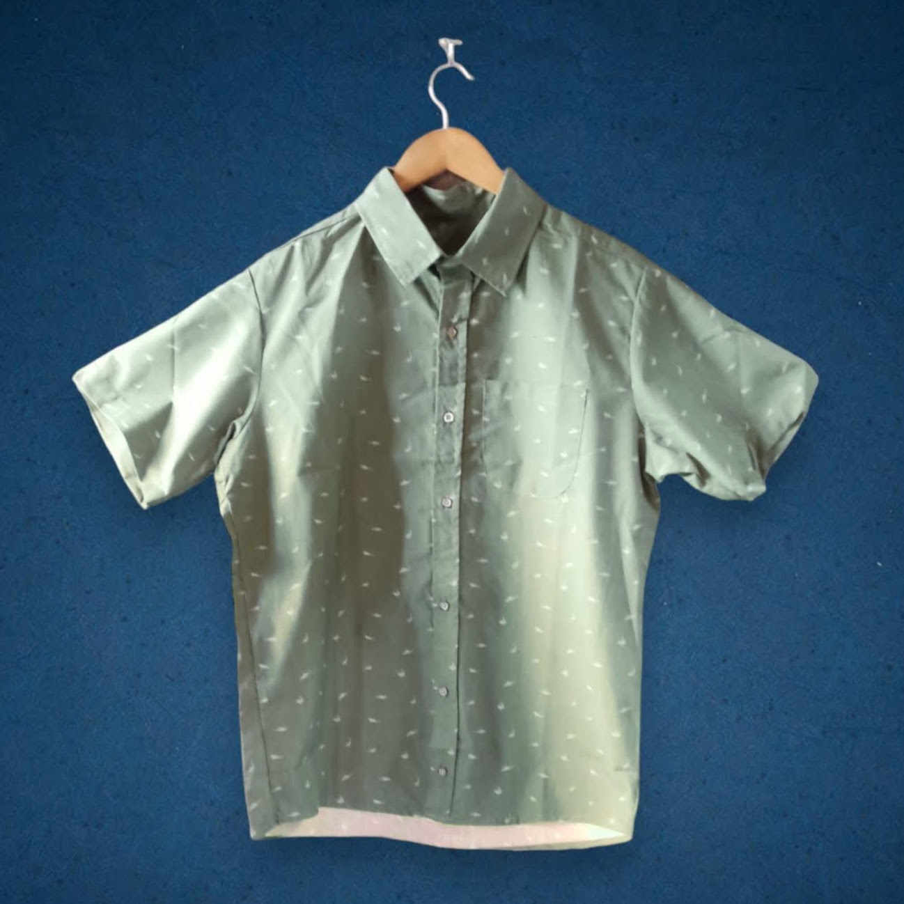Camisa color verde con estampado de tiburones, 100% algodón