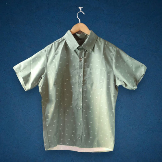Camisa color verde con estampado de tiburones, 100% algodón