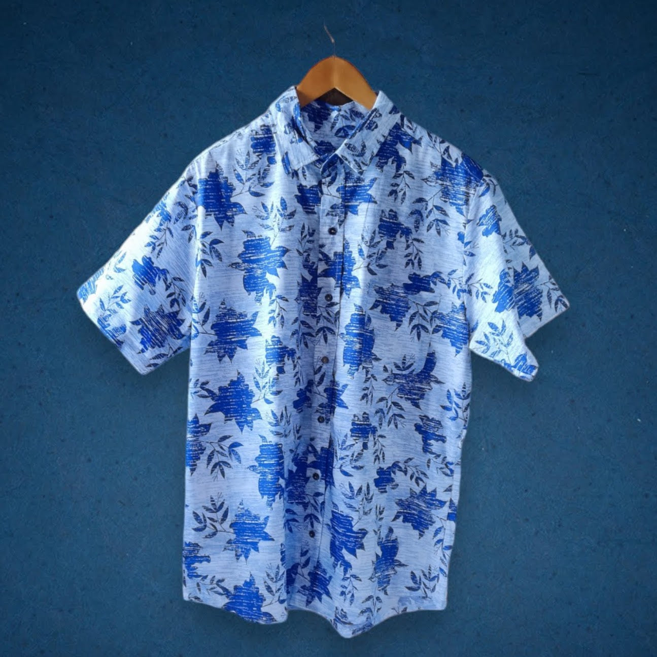 Camisa blanca con estampado floral azul 100% algodón