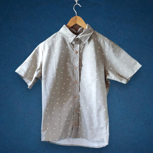 Camisa color khaki con estampado de tiburones, 100% algodón