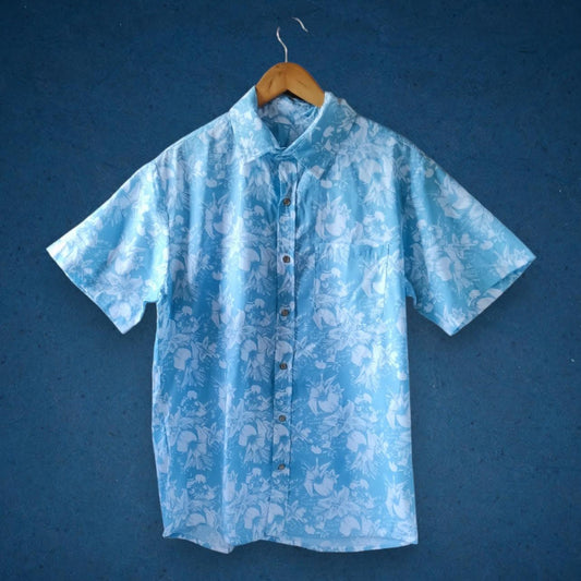 Camisa blanca con estampado hawaiano azul 100% algodón
