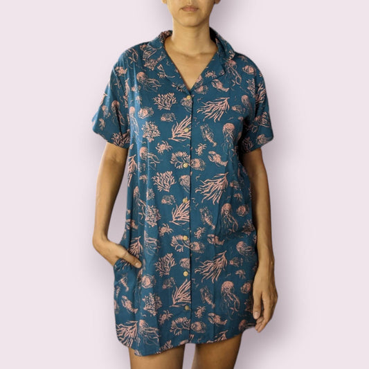 vestido corto tipo camisero, estampado de corales azul, 70% algodon, 30% viscosa