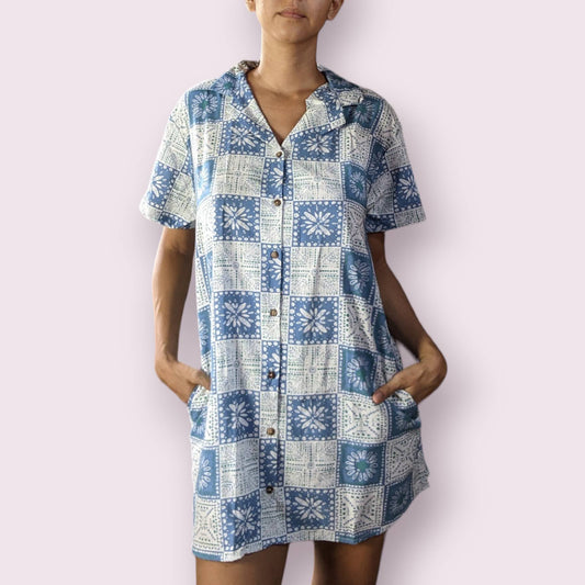 vestido corto tipo camisero, estampado floral, 70% algodón, 30% viscosa (copia)