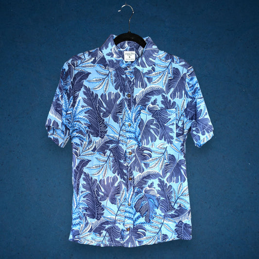 Camisa azul con estampado de hojas, 100% algodón